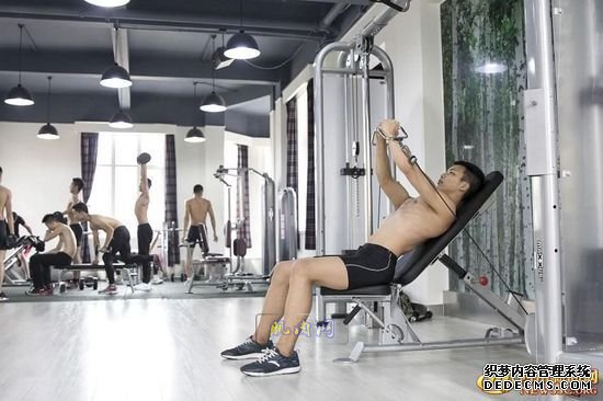 長腿、翹臀的完美身材美女哪裏多集中？除了春熙路，可能也就是四川西南航空職業學院健身房了。近日，該校一組美女健身房性感照片走紅網絡，時尚炫酷高大上的健身房加長腿翹臀完美身材的俏空姐，讓網友觀後直呼：“看美女不用去春熙路被暴曬了，到西航健身房吹著空調撩師妹去。”