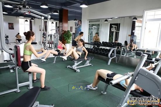 長腿、翹臀的完美身材美女哪裏多集中？除了春熙路，可能也就是四川西南航空職業學院健身房了。近日，該校一組美女健身房性感照片走紅網絡，時尚炫酷高大上的健身房加長腿翹臀完美身材的俏空姐，讓網友觀後直呼：“看美女不用去春熙路被暴曬了，到西航健身房吹著空調撩師妹去。”