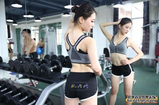 長腿、翹臀的完美身材美女哪裏多集中？除了春熙路，可能也就是四川西南航空職業學院健身房了。近日，該校一組美女健身房性感照片走紅網絡，時尚炫酷高大上的健身房加長腿翹臀完美身材的俏空姐，讓網友觀後直呼：“看美女不用去春熙路被暴曬了，到西航健身房吹著空調撩師妹去。”
