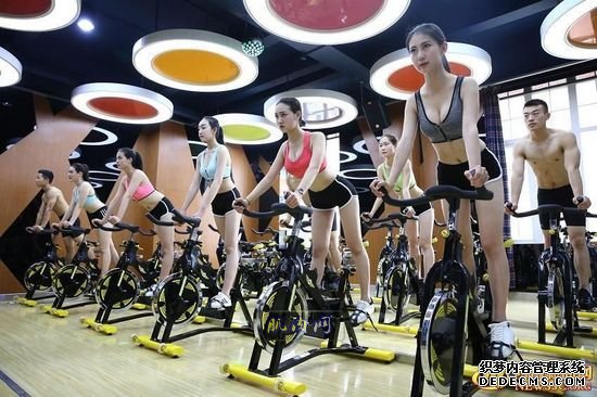 長腿、翹臀的完美身材美女哪裏多集中？除了春熙路，可能也就是四川西南航空職業學院健身房了。近日，該校一組美女健身房性感照片走紅網絡，時尚炫酷高大上的健身房加長腿翹臀完美身材的俏空姐，讓網友觀後直呼：“看美女不用去春熙路被暴曬了，到西航健身房吹著空調撩師妹去。”