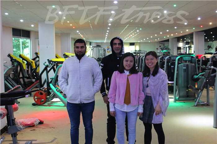 坦桑尼亞客戶來中國廣州羞羞视频APP下载大全健身器材有限公司進口健身器材