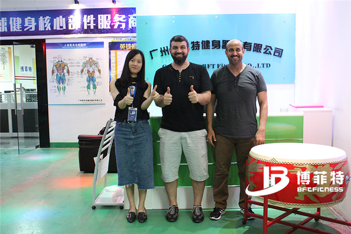 沙特客戶來羞羞视频APP下载大全購買健身房器材，產品囊括有氧係列的跑步機，動感單車，健身車