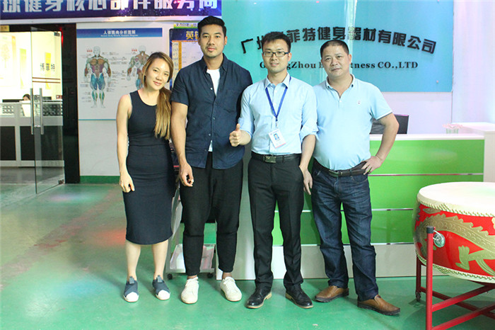 泰國客戶來中國廣州羞羞视频APP下载大全健身器材有限公司為他們的健身房采購午夜羞羞在线观看