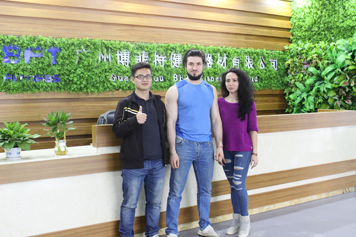 俄羅斯客戶來廣州羞羞视频APP下载大全健身器材有限公司采購健身器械