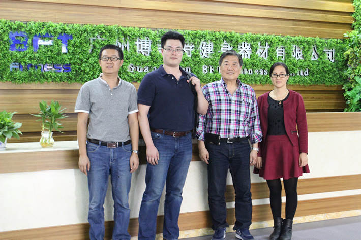 美國客戶找健身器材羞羞AV在线播放