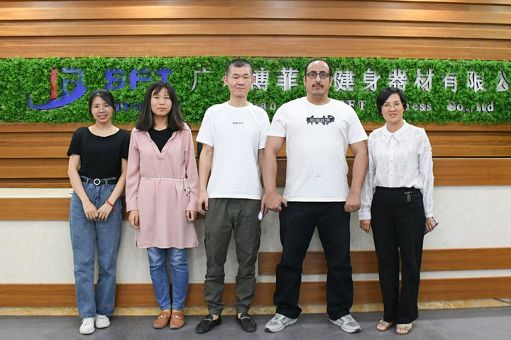 沙特客戶來中國采購羞羞视频APP下载大全健身器材